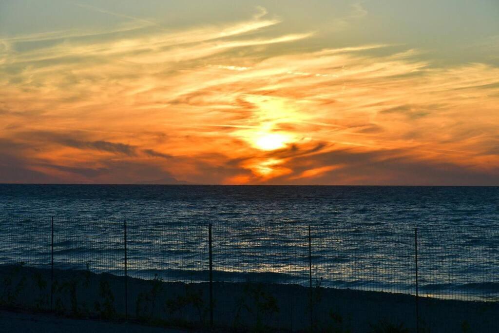 Lambou Beach Sunset Soroni Екстериор снимка