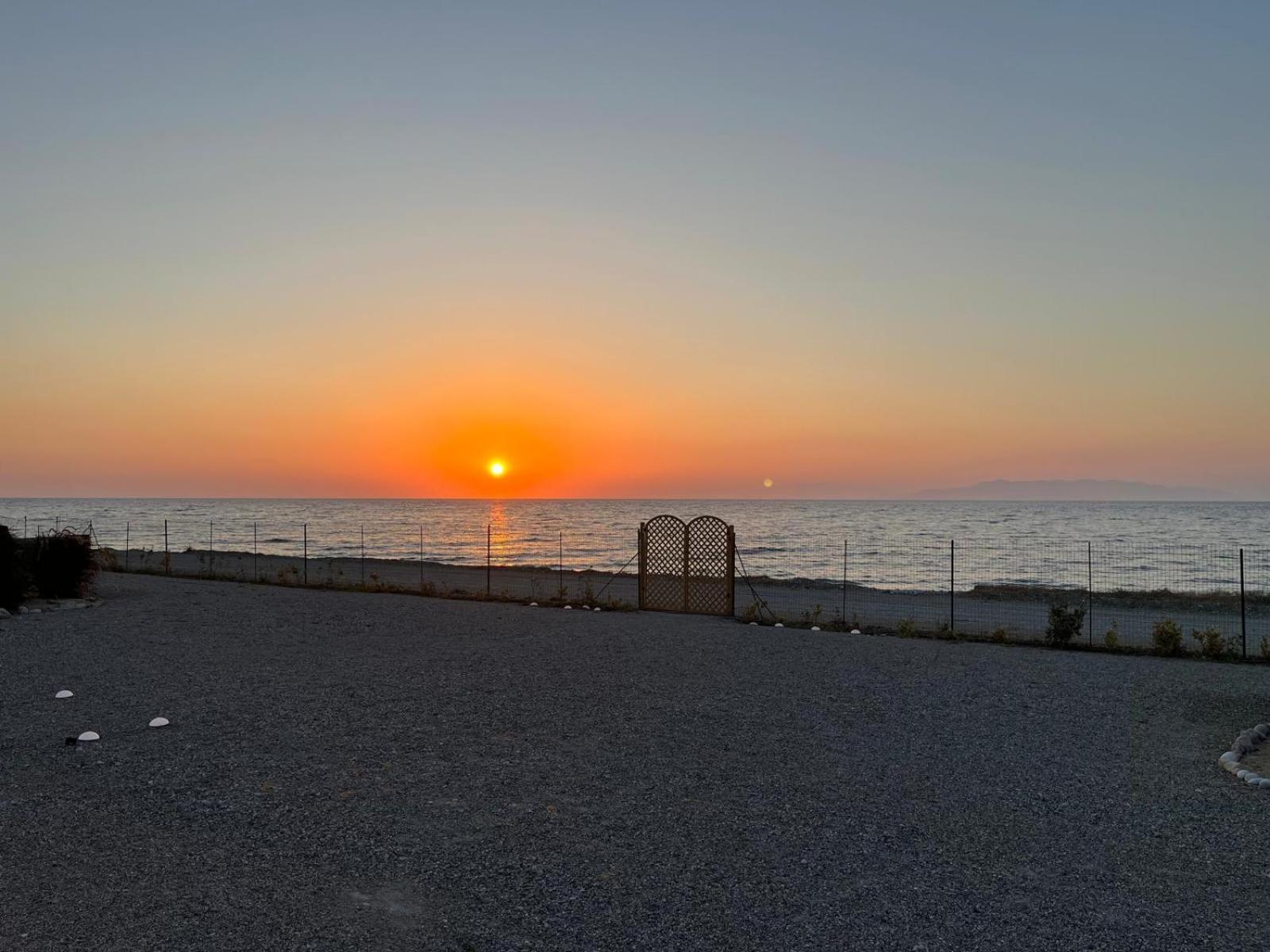 Lambou Beach Sunset Soroni Екстериор снимка
