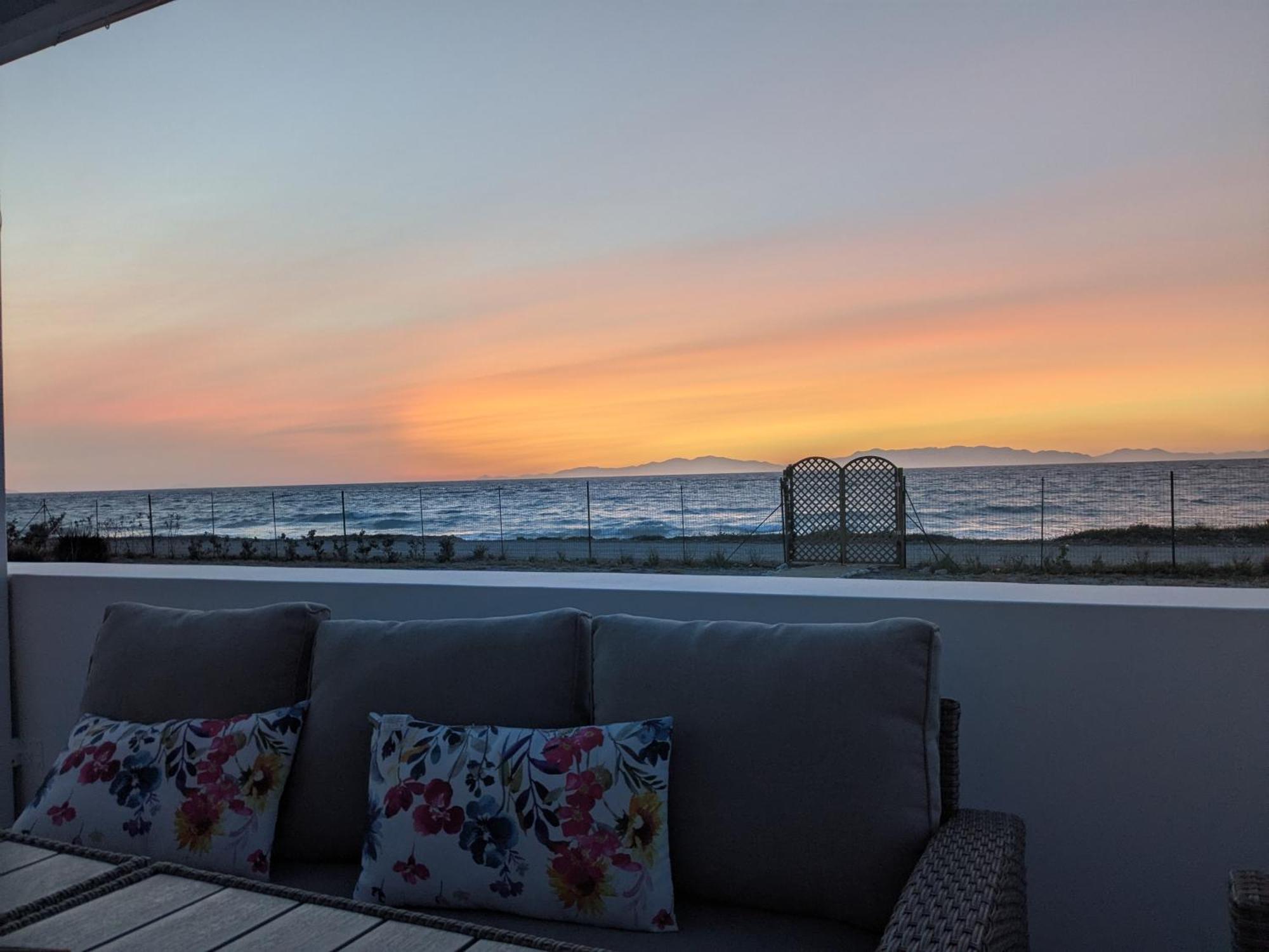 Lambou Beach Sunset Soroni Екстериор снимка